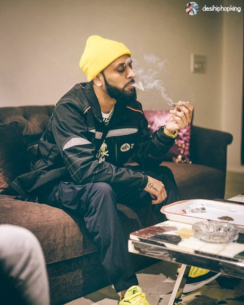 iamkdmsagar's tweet photo. 👉🏻 Taqdeer ka tasveer jala kar mein ne phook liya. Mar gaya Dinesh, J.Hind ka mein ne roop liya. 🙌🏻❤️🙏🏻🔥🚀🏴‍☠️🇺🇸♎♓♒✍🏻🌍 @desihiphopking @KaliDenaliMusic #KDMvsEveryone https://t.co/xYtQXIFA8h