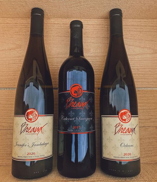 𝗙𝗘𝗔𝗧𝗨𝗥𝗘𝗗 𝗩𝗜𝗡𝗘𝗬𝗔𝗥𝗗! 🍷
During a visit to Virginia's <a href="/BreauxVineyards/">Breaux Vineyards</a>, you'll find highly-awarded Cabernet Franc Reserve, scenic views and even freshly baked bread during tastings! 🍇🥖
Read more from our writer Katie Bell here!  bit.ly/3b1vD6H
#Vineyard