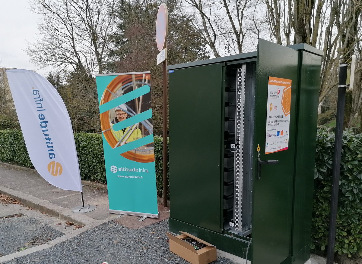RuffrayE's tweet photo. La #Teamaltitudeinfra présente aujourd'hui avec #MancheNumerique le raccordement d'une armoire pour les travaux de déploiement de la fibre dans la Manche (50) https://t.co/bY5wlMyAIn