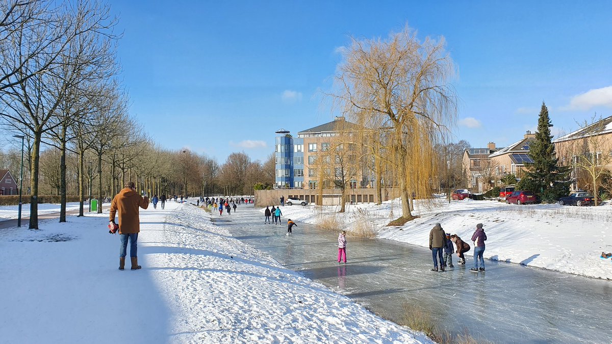 Jan_Rinkel's tweet photo. De "verplichte" dagelijkse wandeling is geen straf op zo'n zonnige en winterse dag. Genieten van mooie plekjes in #Houten, die we overigens  ook zullen behouden als er verder invulling wordt gegeven aan de #RuimtelijkeKoers. Dat is gewoon een onderdeel van de kwaliteit van Houten https://t.co/DVx6lM5ZM2