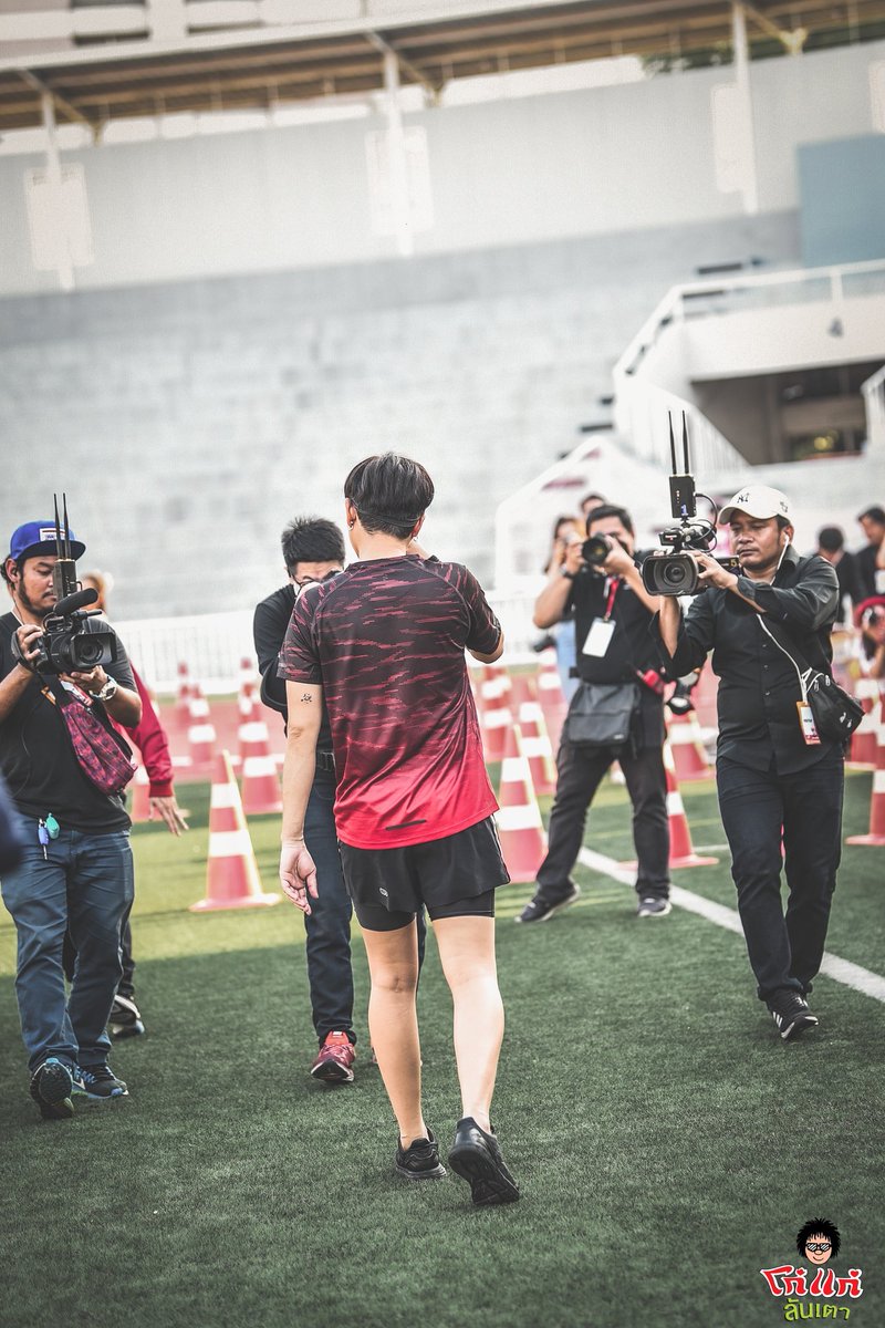 KohKae_Thailand's tweet image. โอ้โห! ตอนนี้สำนักข่าวทั่วโลกให้ความสนใจกีฬาสีครั้งนี้เป็นอย่างมาก พากันมาทำข่าวนุชกันใหญ่เลยครับ

#กีฬาสีหมีนุช702 
#หมีฟ้าพาซิ่ง
#หมีม่วงควงสวาท
#เป๊กผลิตโชค 
#โก๋แก่ลันเตาxPeck