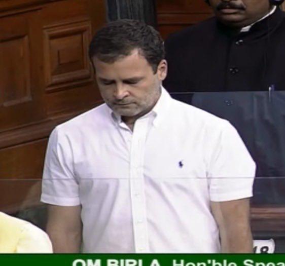 DrNandiniBJP's tweet photo. 12 हज़ार की शर्ट पहन कर ATM की लाइन में चार हज़ार निकालने वाला शख़्स पहले किसी ने देखा है? https://t.co/ebxtTo78YN