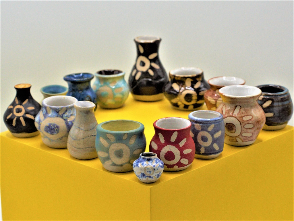 StudioSundays's tweet photo. Working on my tiny pots! These are all for my beautiful sister βοΈβοΈβοΈ
#ceramics #pottery #tinypots #PSH #paigesharris #twitchart https://t.co/MT8wg2TCph