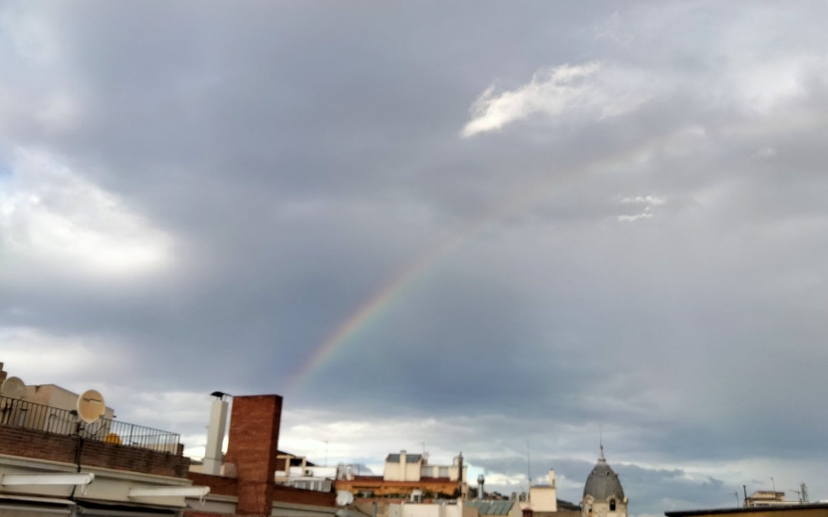 cbou7's tweet photo. Somewhere over the rainbow...em sembla que veig els blue birds fly.
#volen https://t.co/FjVicdjiqj