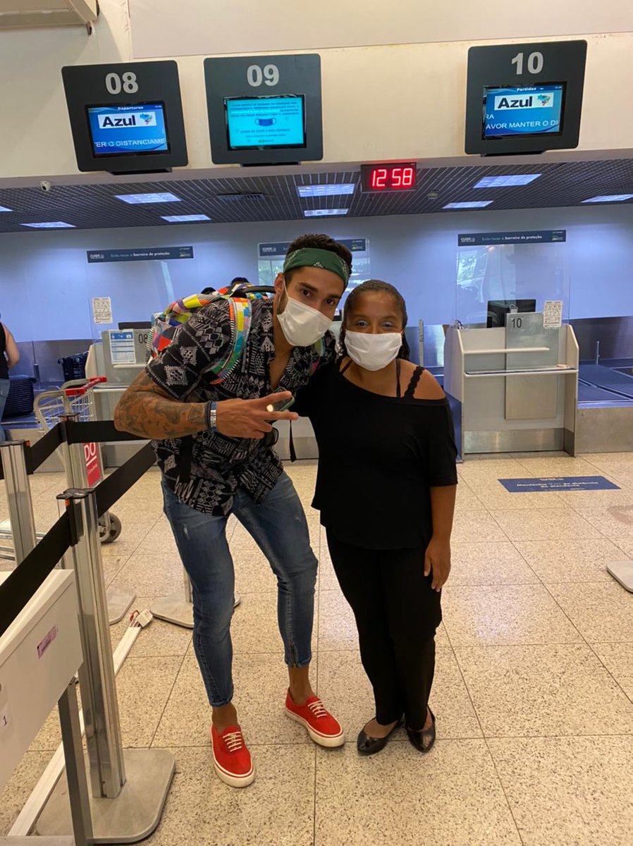 gleiseanem's tweet photo. Fui almoçar no aeroporto Sdu e quem eu encontrei #BBB21 #Bill #crecre #aeroportosdu https://t.co/lxFKwNWTfO