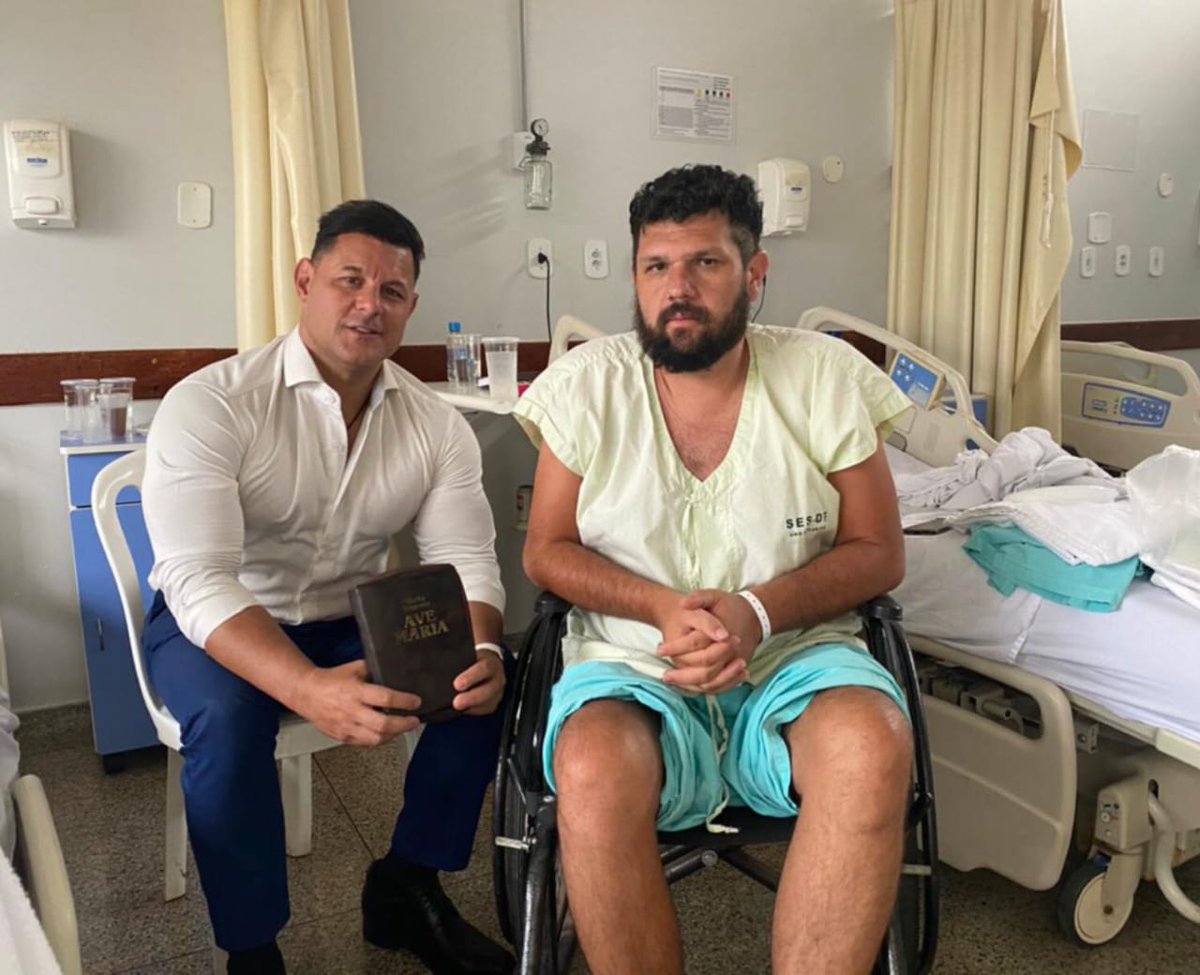 UnicamenteLiz's tweet photo. ESSE HOMEM PRECISA DE NÓS: @oswaldojor.
EXISTEM HEROIS VIVOS.
NÃO LEMBREM SOMENTEM DOS QUE JÁ SE FORAM.
PR @jairbolsonaro @DamaresAlves  @LiloVLOG @taoquei1 @villela206 @bernardopkuster @CanalHipocritas @GFiuza_Oficial @IracemaDCS @LuizCamargoVlog @CarlaZambelli38 https://t.co/jFPu8TDJ7X