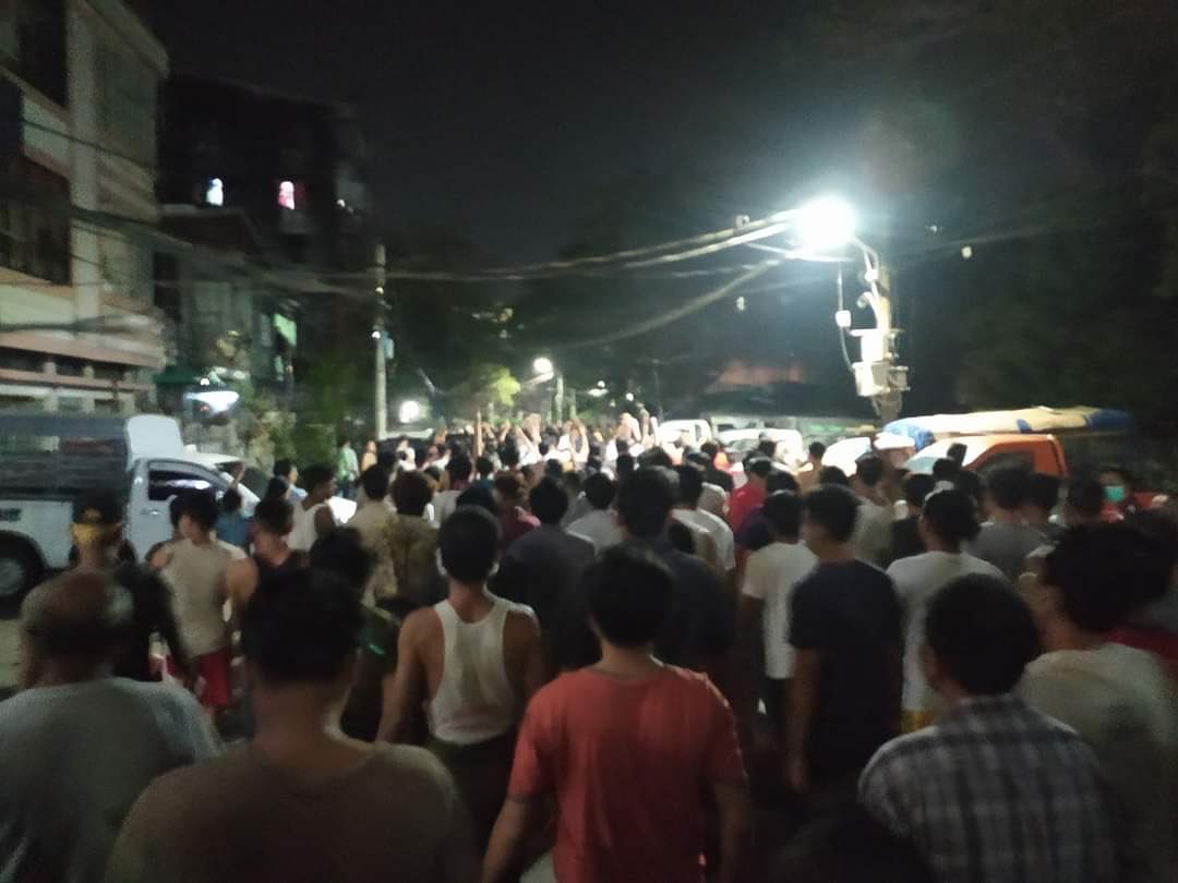 phyu_cyn's tweet photo. Lots of night-dragging by Myanmar police and military happening in major cities and many towns of Myanmar.People are hitting pots &amp; pans out of the blue to drive them away. Our nights become scarier than ever. 
We are not safe anymore. #Night_Dragging #WhatsHappeningInMyanmar https://t.co/Ggplzs4IVd