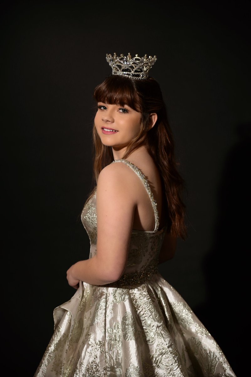 There's a sparkle in her eye, she's got BIG things in her sights!

📸: @myheartsdesirephoto
💄: @josiesfaces
👑: @youngmissofamerica