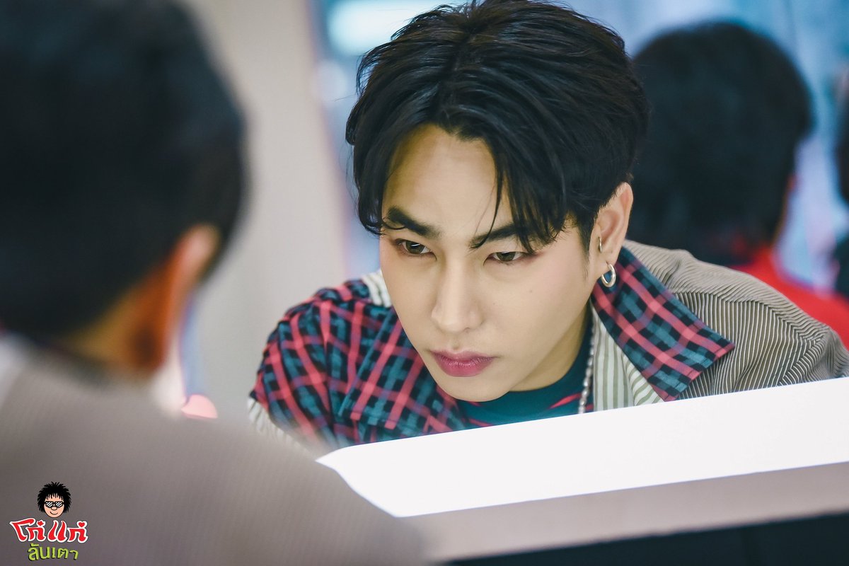 KohKae_Thailand's tweet image. เพ่งพินิจความหล่อของคนในกระจก และเพ่งว่าทีมไหนจะชนะกันนะ

#กีฬาสีหมีนุช702 
#หมีฟ้าพาซิ่ง
#หมีม่วงควงสวาท
#เป๊กผลิตโชค 
#โก๋แก่ลันเตาxPeck