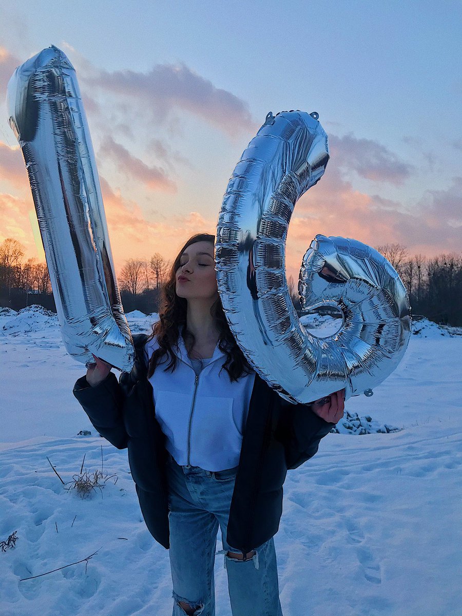 oliviaklinke's tweet photo. 16!! 🤍✨🥂 https://t.co/7OIVEM2J1a