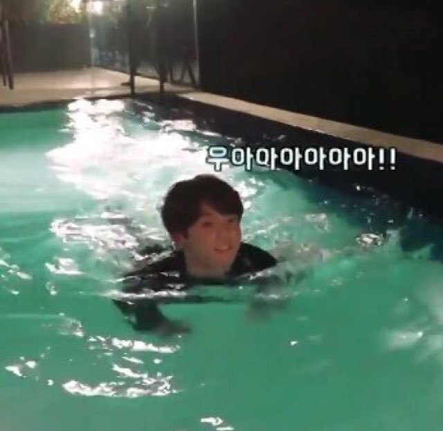 jungkook_choo's tweet photo. 물꾸기모먼트 사랑함 https://t.co/5QfgIlEW7S