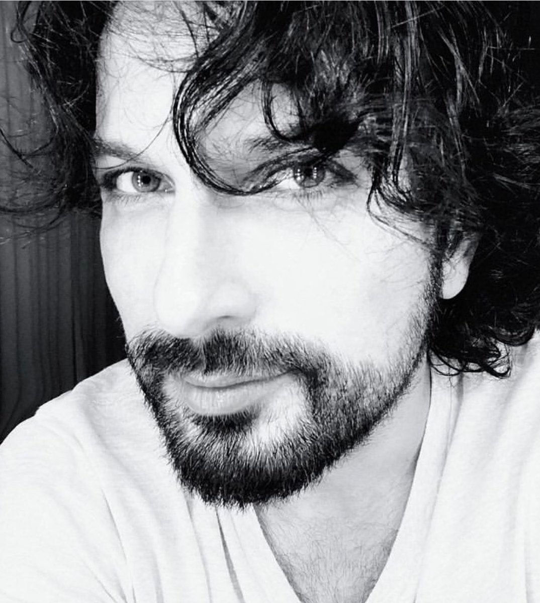 Ahhh Tarkann saçlarını kestirme yaaa sana çoook yakışıyor🥰