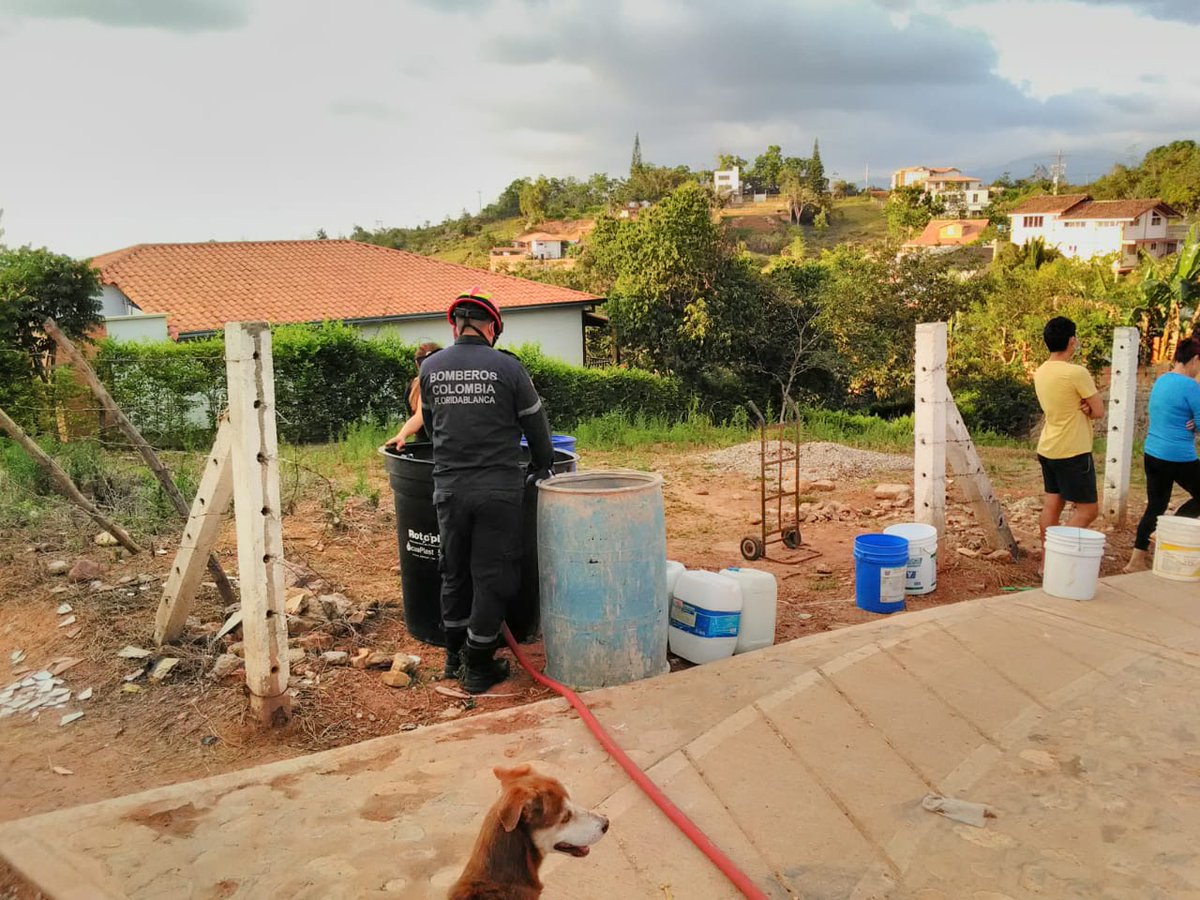 floridabomberos's tweet photo. #aguaparatodos💦💧🚿 en La Fundación Adulto Mayor Necesitado de la vereda Pinares ubicada en Ruitoque Alto sector Tres Esquinas, suministramos 2 m³ de #agua potable en varios tanques de almacenamiento que garantizarán el cuidado de nuestros abuelitos. #laborcumplida💪 https://t.co/al3KCEFwDJ