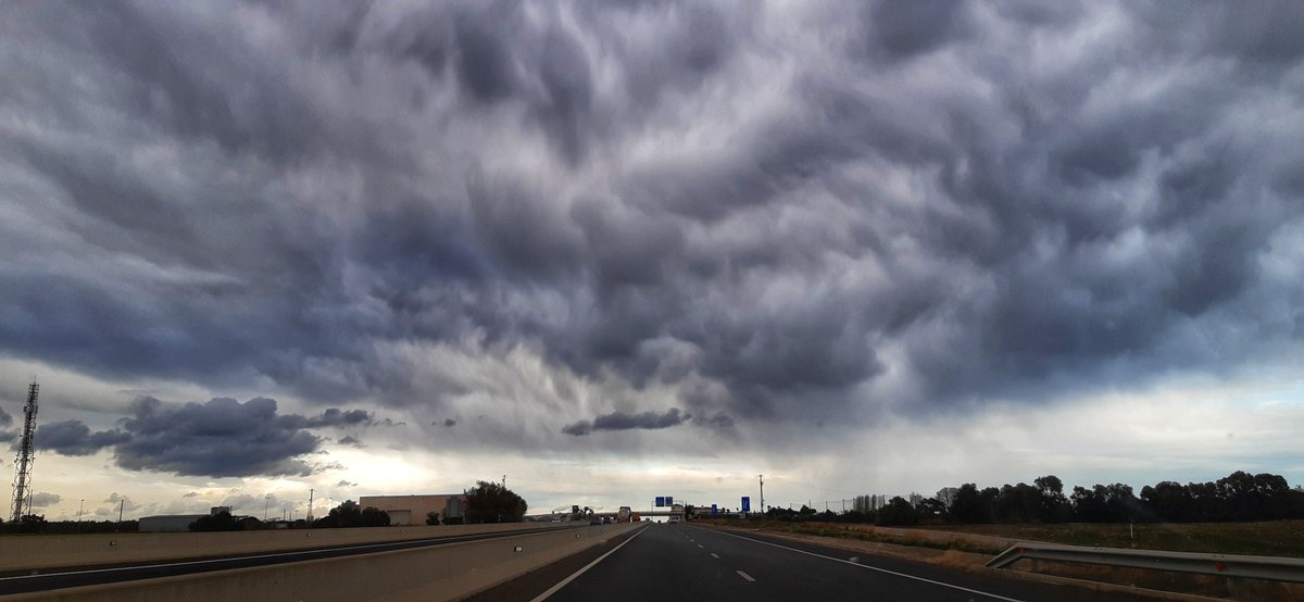 fempallars's tweet photo. #Núvols fantasmagòrics desde #Cambrils @AlfredRPico @meteocat @meteotarragones @eltempsTV3 #clouds #skylovers #meteocat #costadaurada #cel #hivern https://t.co/G3t4EipRIE