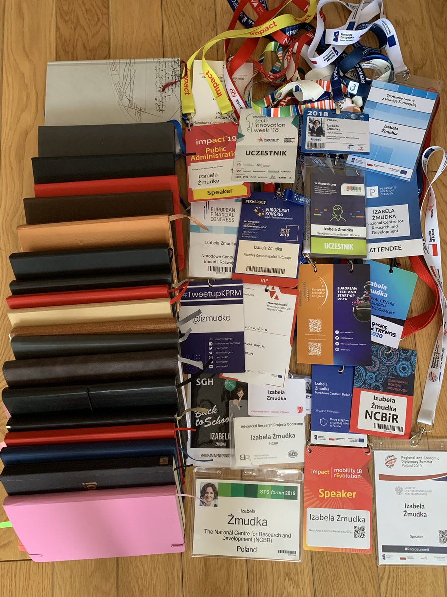 Jak zwizualizować kadencję? Może tak - zapisane notesy i identyfikatory z wydarzeń:-) P.S. Ten wściekle różowy skutecznie łamał bariery podczas spotkań;-)