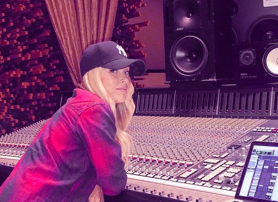 KateClarkMusic's tweet photo. As long as it feels like a circus with highs and lows I’m good. No wings necessary ;)
#countrymusicians #countrymusic #nashville #singersongwriter #addictionstudios #circus #love #music #soul https://t.co/LYw6D5Jf0H