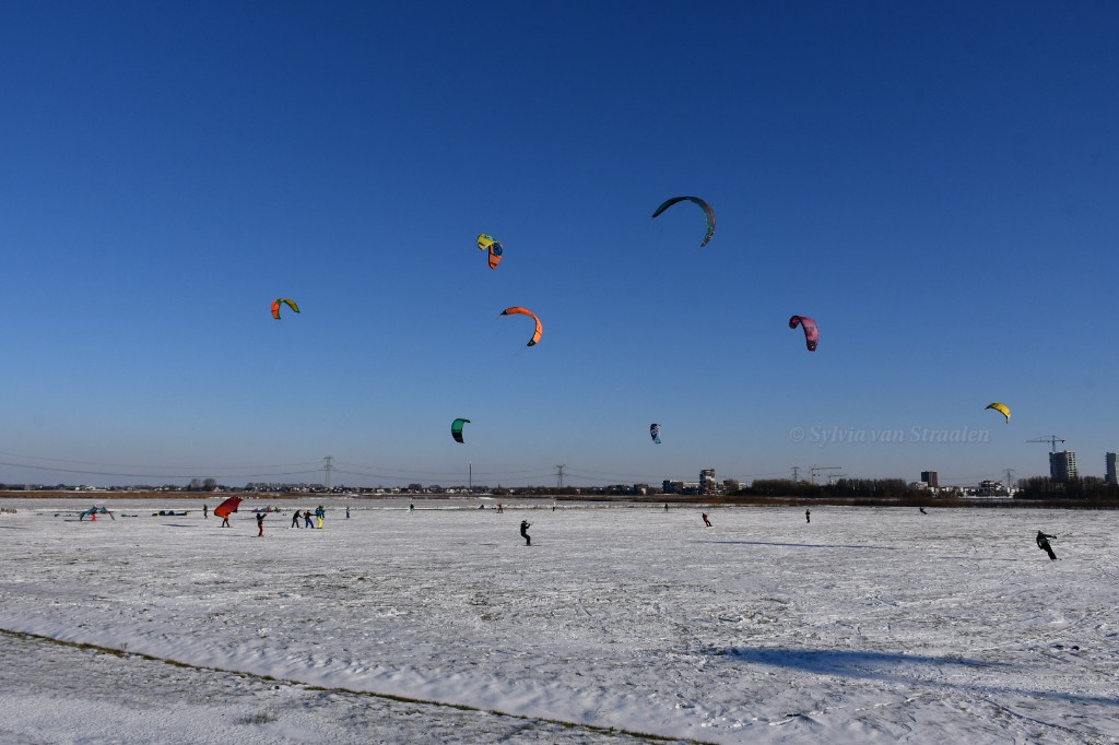 siarella99's tweet photo. Wintersporten in de #Eendragtspolder in @zuidplas. Op de velden naast de #roeibaan waren vandaag tientallen #snowkiters te vinden. Geweldig mooi om naar te kijken. Eindelijk kunnen ze ook eens in Nederland deze sport beoefenen ! #snowkiten #wintersport #sneeuwpret #poldersport https://t.co/dpEFmkKKxS