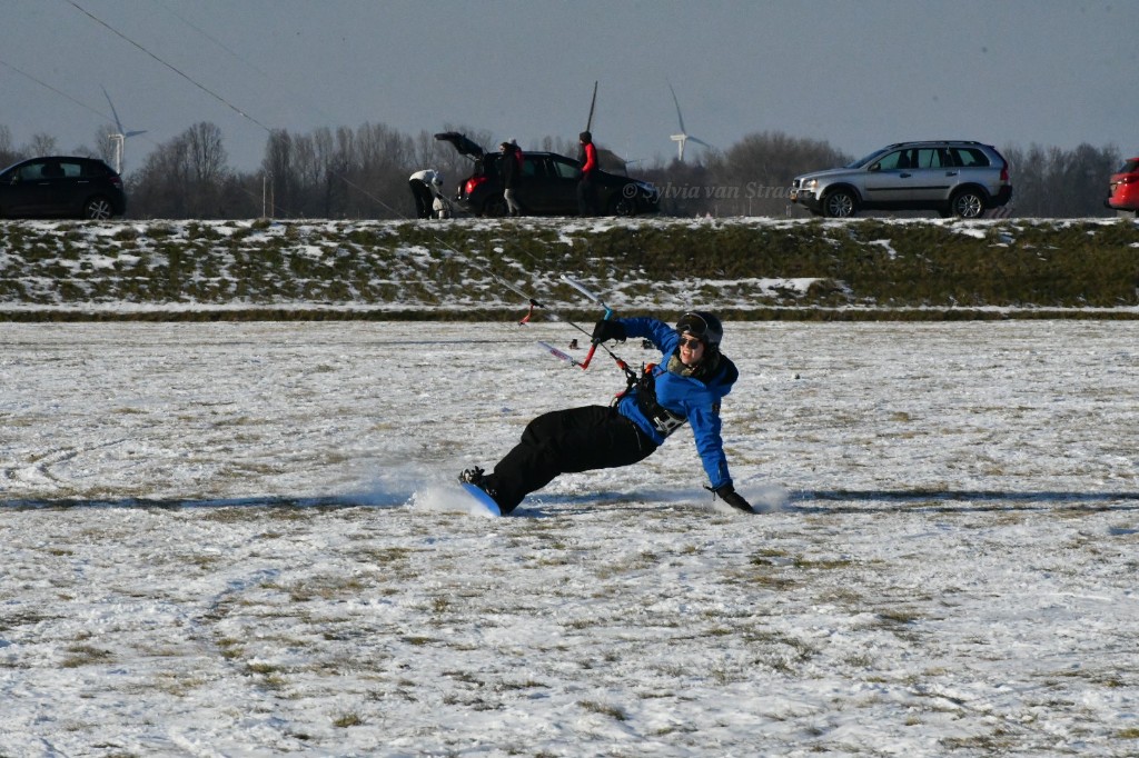 siarella99's tweet photo. Wintersporten in de #Eendragtspolder in @zuidplas. Op de velden naast de #roeibaan waren vandaag tientallen #snowkiters te vinden. Geweldig mooi om naar te kijken. Eindelijk kunnen ze ook eens in Nederland deze sport beoefenen ! #snowkiten #wintersport #sneeuwpret #poldersport https://t.co/dpEFmkKKxS