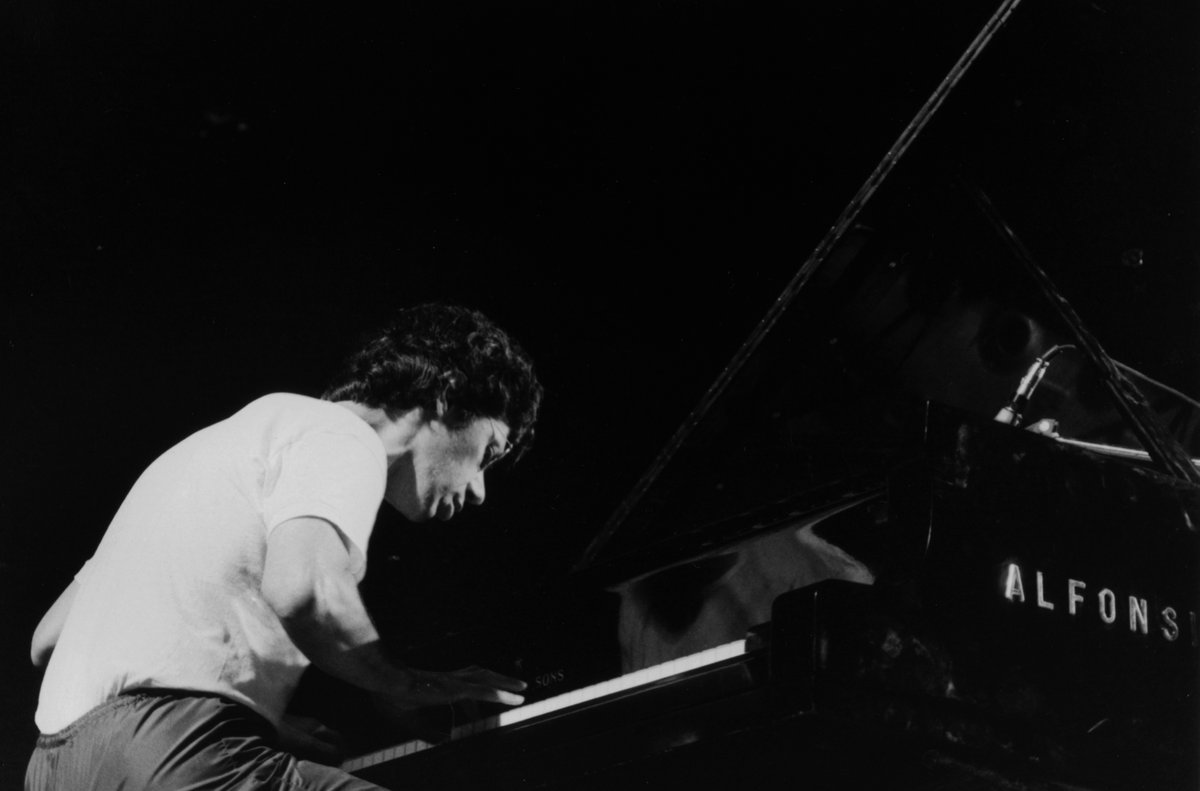 Il 9 febbraio è scomparso #ChickCorea, grande compositore e pianista, che ha segnato la storia della musica e del jazz.
La Graffiti lo ricorda con affetto e gratitudine con questa foto scattata negli anni '80 da Gianni Pinnizzotto(GRAFFITI) durante un concerto a Roma.