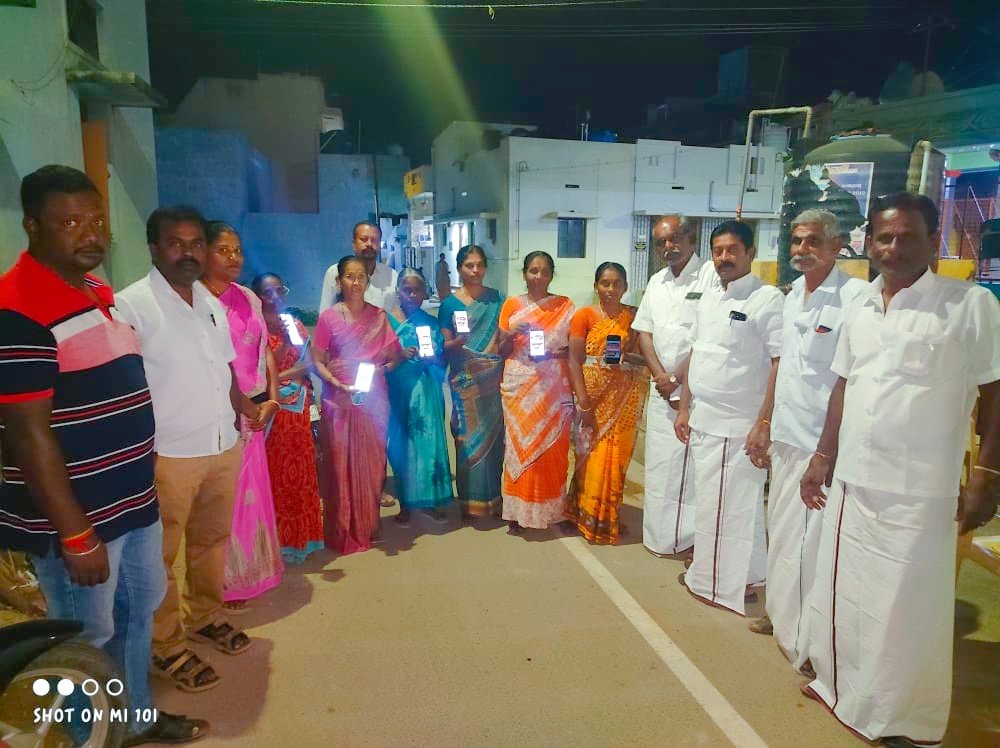 Ksdhanasekar2's tweet photo. 🏴🚩திருப்பூர் கிழக்கு மாவட்டம் *தாராபுரம் நகர திமுக* சார்பாக  23-வது வார்டில் *எல்லோரும் நம்முடன்* இணையவழி சேர்க்கை எனது   தலைமையில் நடைபெற்றது. உடன் மாவட்ட, நகர, கிளை கழக  நிர்வாகிகள் உடனிருந்தனர்.🏴🚩 https://t.co/GUn0zETWQr