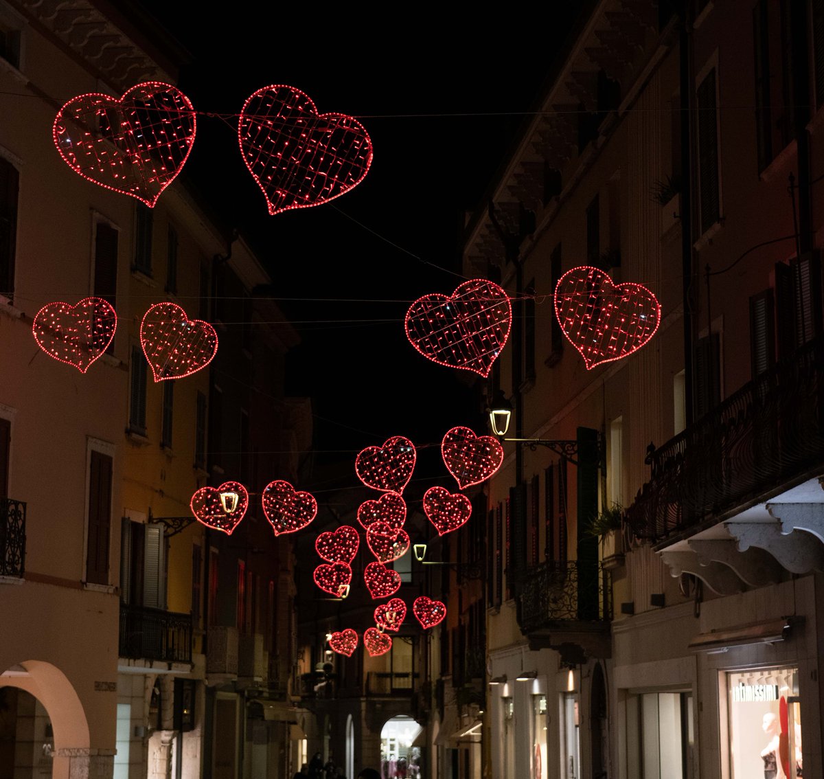 Colnago_CF's tweet photo. 🇬🇧 Here's the marvellous initiative of Desenzano del Garda for #ValentinesDay, this time not only dedicated to lovers, but also to all those people that are giving their hearts, humanity and bravery to make this country live and hope again! 💪❤️ https://t.co/MkDDX8X5Om