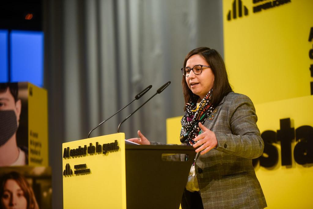 elregueret's tweet photo. .@jfreixanet Una de les coses més importants que m'ha ensenyat la vida és que fins i tot al bell mig de tots els desastres sempre seguiran espetarregant espurnes. #viaAmplia https://t.co/LJvlG8Km5k