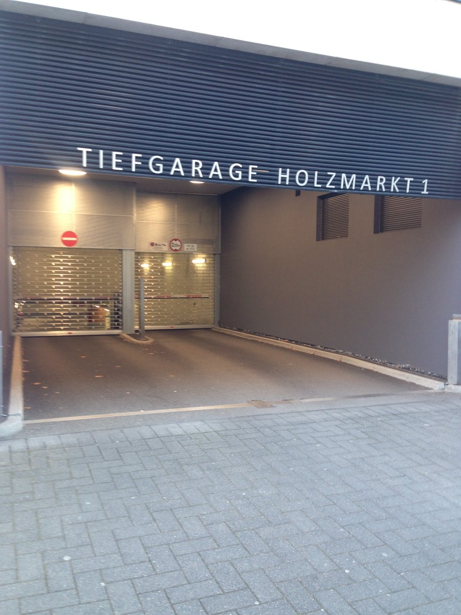 Wenn der schönste Spielplatz Kölns kleiner ist wie das danebenliegende Tiefgaragen-Entrée. P.S. Köln ist komplett unterwandert – wir brauchen ein Stellplatzkataster <a href="/Koeln/">Stadt Köln</a> #gatedcommunity