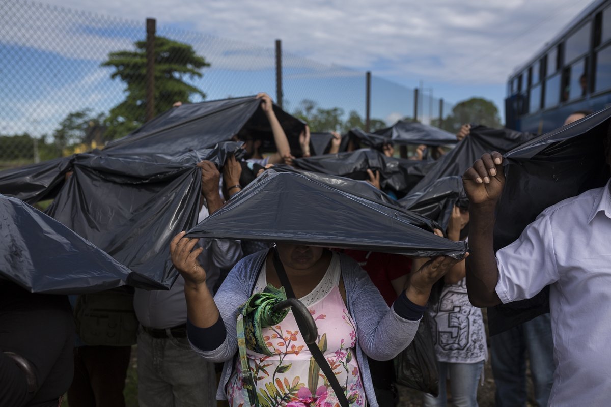 #DíaDeLaAmazonía recordar la historia de contaminación en <a href="/CPacayacu/">Comite De Gestión Parroquial Pacayacu</a>  por #explotaciónpetrolera. La persecución a activistas, defensores y críticos es continua en #Amazonia. Texto: <a href="/GabyRuizMx/">Gabriela Ruiz</a>  Foto: <a href="/pre_des_ido/">Andrés Yépez</a> <a href="/fotofluxus/">fotofluxus</a>.  #Pacayacu Vía <a href="/EspaciadoraBar/">La Barra Espaciadora</a> labarraespaciadora.com/medio-ambiente…