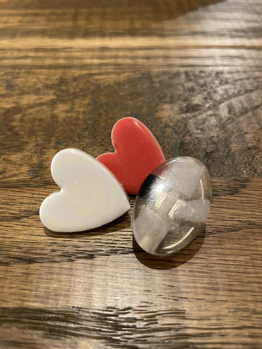 Diva 貴和製作所で買ったパーツで帯留め作ってみました ハートは美濃焼 クリアガラスはインドの村の女性の手作りなのらしいです 帯留製作 沼かもしれない W Diva着物記録