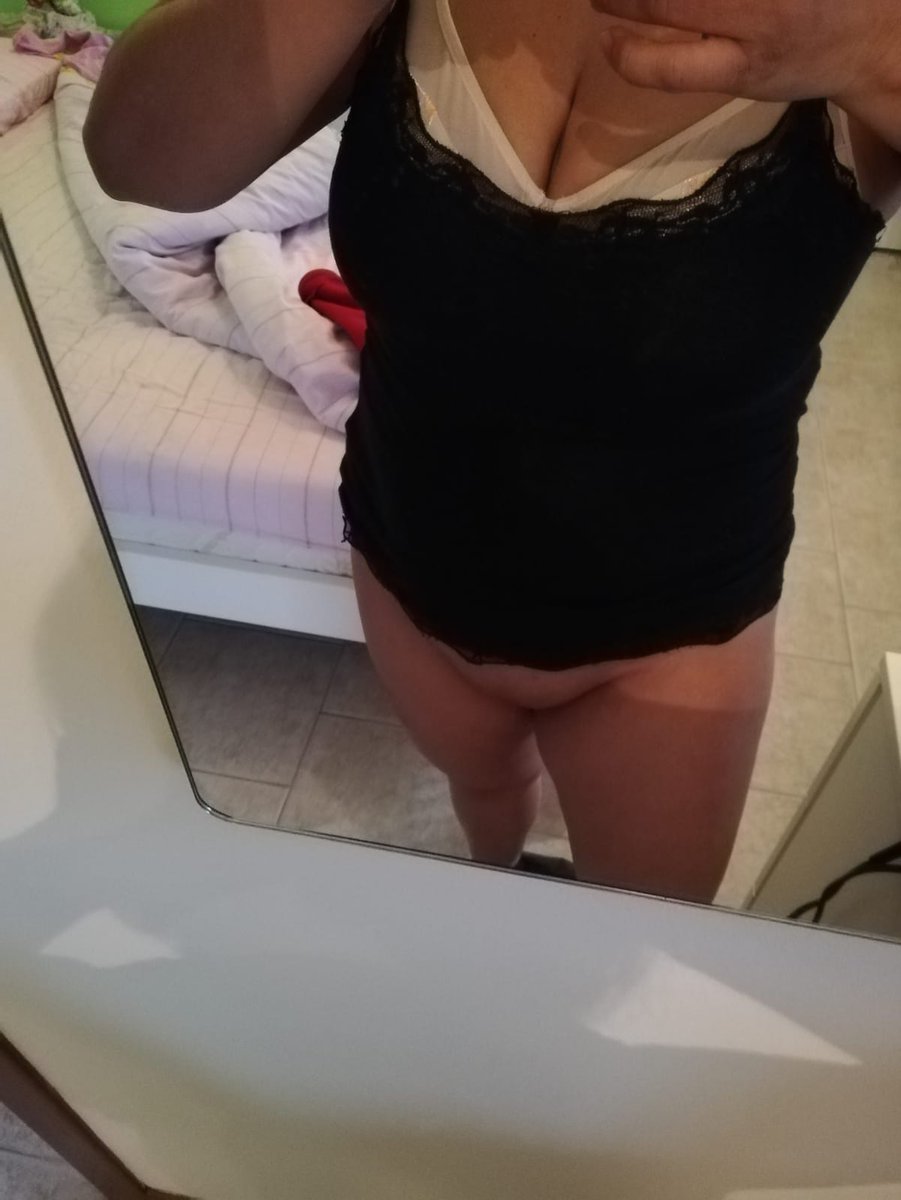 AleAle38295809's tweet photo. Buonasera maialini 😘appena tornata dal lavoro 🥳🥳mettiamoci comodi per goderci questo weekend 😍 https://t.co/3A4OwsBiR2