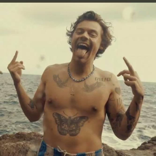 hstylespics's tweet photo. harry styles x 🖕🏻 https://t.co/WFflNSj1PE