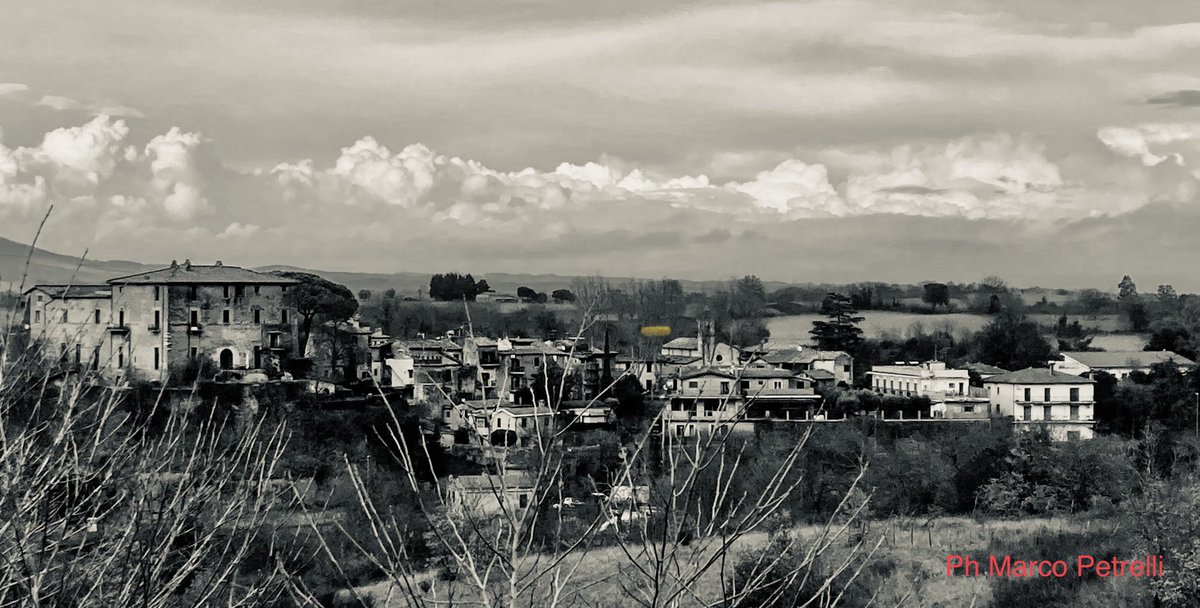 Vedute del borgo di Isola Farnese sulla #francigena romana, con sullo sfondo il Pianoro dove un tempo sorgeva la città di Veio. <a href="/visit_lazio/">Visit Lazio</a> <a href="/tesoridellazio/">Tesori del Lazio</a> <a href="/Borghi_Italia_C/">Borghi in Italia</a>