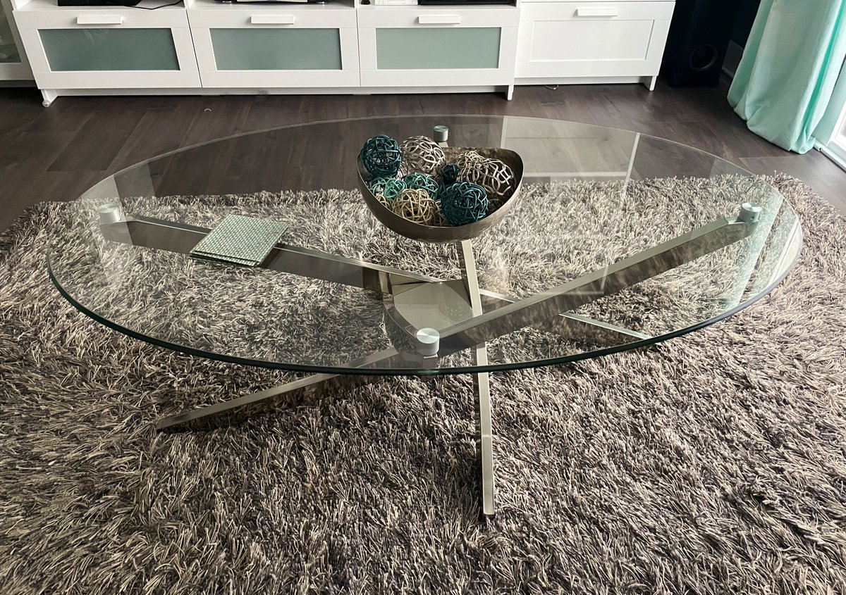 Leah_Holiove's tweet photo. Am I the only one who doesn’t like anything on my living room table? 😬 🤔 #ocd #hateclutter https://t.co/G4JCmDk1Mw