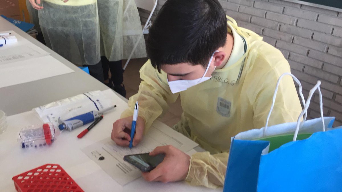 SWICEU1's tweet photo. 2️⃣ día del proyecto @uchceu @FECYT_Ciencia en #SantaMariadelPuig diluyendo 🧪 y sembrando la tierra 🧫 que han traído los jóvenes 👩🏻‍🦱🧑🏻‍🦱🧑‍🦱👩‍🦱 nos llevamos 🚗🚗 las placas a incubar 🌡 ...seguimos buscando nuevos 💊💊 @PRANgob @Lm97Oscar @uchceu @SWISpain https://t.co/bxsxpy5Kac