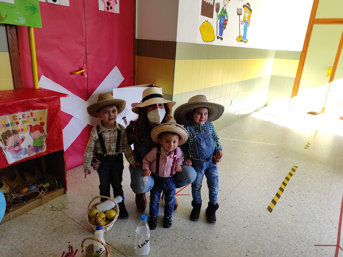 GinerCaceres's tweet photo. Gracias a los #agricultores y #ganaderos por seguir produciendo nuestros alimentos, desde el @CEIGinerCaceres del @GinerCaceres #CarnavalProfesionalesEsenciales @CoopsAgroES 👏👏👏👏 https://t.co/hVSvOzyTHE https://t.co/EsCxNW0e3H