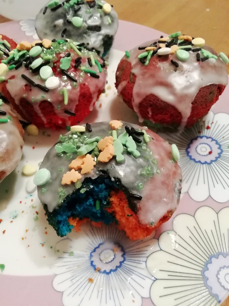 sasabella29's tweet photo. The finished cakes @RyfOren  @rhosyfedwen https://t.co/jDTLKqhhm9