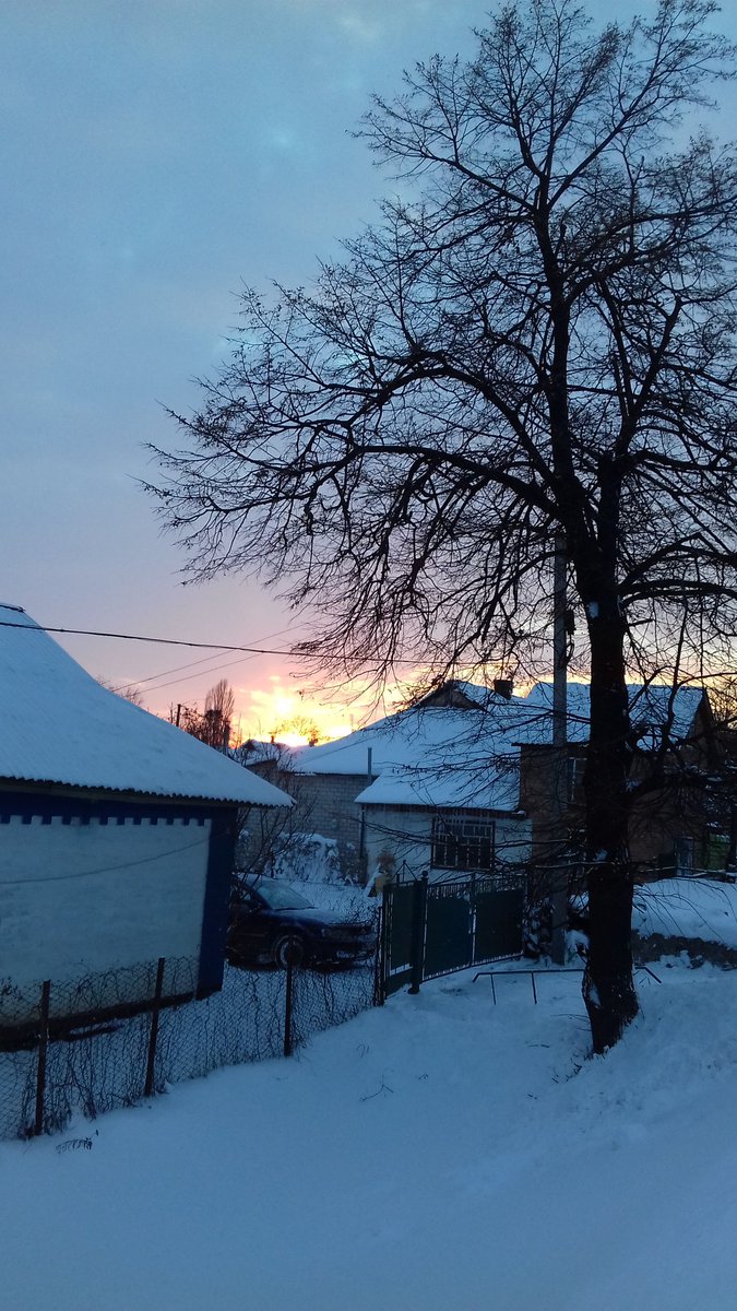 Знов прокинувсь Володар снігів і долинами важко побрів. Загортаючись в поли вітрів, в кучугури, замети забрів. І проліг за ним втомлений шлях -  буревіями  той , що пропах. І жалкує, жалкує чомусь  якось лютий місяць якийсь...