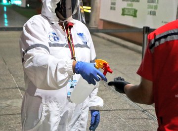mintransporteve's tweet photo. ¡La salud es primero! Los pasajeros con destino a Porlamar de @AerolineasE ponen en práctica todos los protocolos sanitarios en el Terminal Nacional del Aeropuerto de Maiquetía, para así evitar la propagación del #COVID19. 

¡El @IAIM_VE garantiza unos Carnavales Bioseguros 2021! https://t.co/qAvWB6jRYd