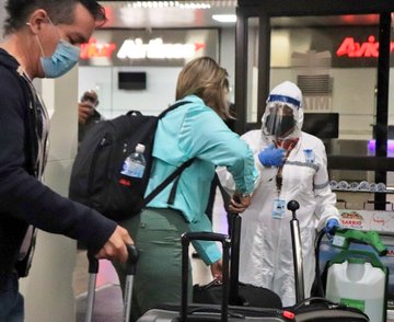 mintransporteve's tweet photo. ¡La salud es primero! Los pasajeros con destino a Porlamar de @AerolineasE ponen en práctica todos los protocolos sanitarios en el Terminal Nacional del Aeropuerto de Maiquetía, para así evitar la propagación del #COVID19. 

¡El @IAIM_VE garantiza unos Carnavales Bioseguros 2021! https://t.co/qAvWB6jRYd