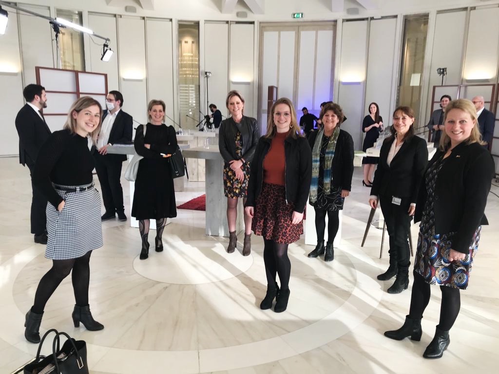 .... Finland? Nee, Limburg! Na mooie inhoudelijke sessie #limburgnacorona laat dit kiekje met ‘mevrouw de voorzitter’ <a href="/Rianneletschert/">Rianne Letschert</a> nòg iets bemoedigends zien. De vrouwelijke fractievoorzitters zijn in de meerderheid <a href="/pslimburg/">Provinciale Staten Limburg</a>. 💪 Whoo-hoo! #thefutureisfemale #stemopeenvrouw