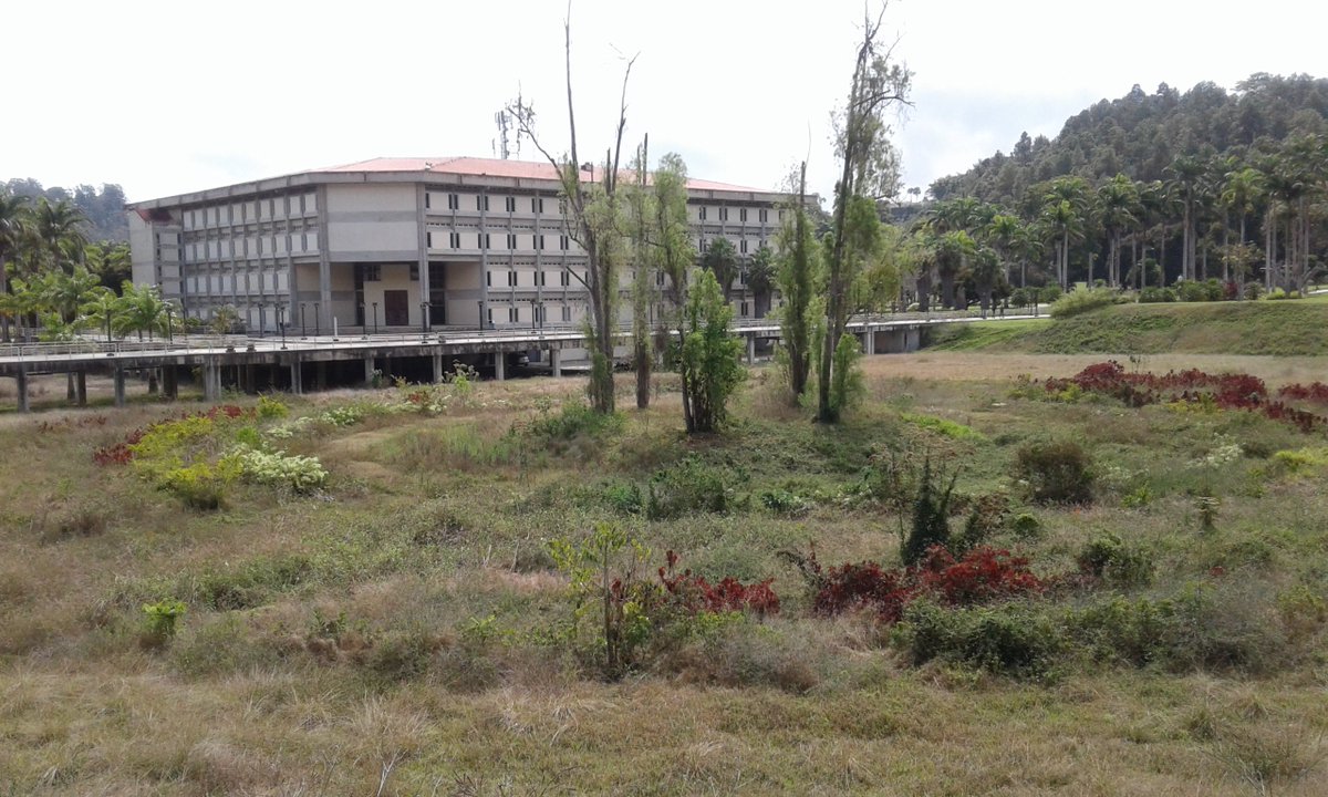 MikhailUC's tweet image. Hoy estuve en @campusb luego de unos seis meses, cuando fui a buscar algunas cosas al Departamento. La visita fue inquietante, no pude evitar ahogar un lamento silencioso de todo lo visto, del abrumador silencio, como si visitara un patio de fantasmas...