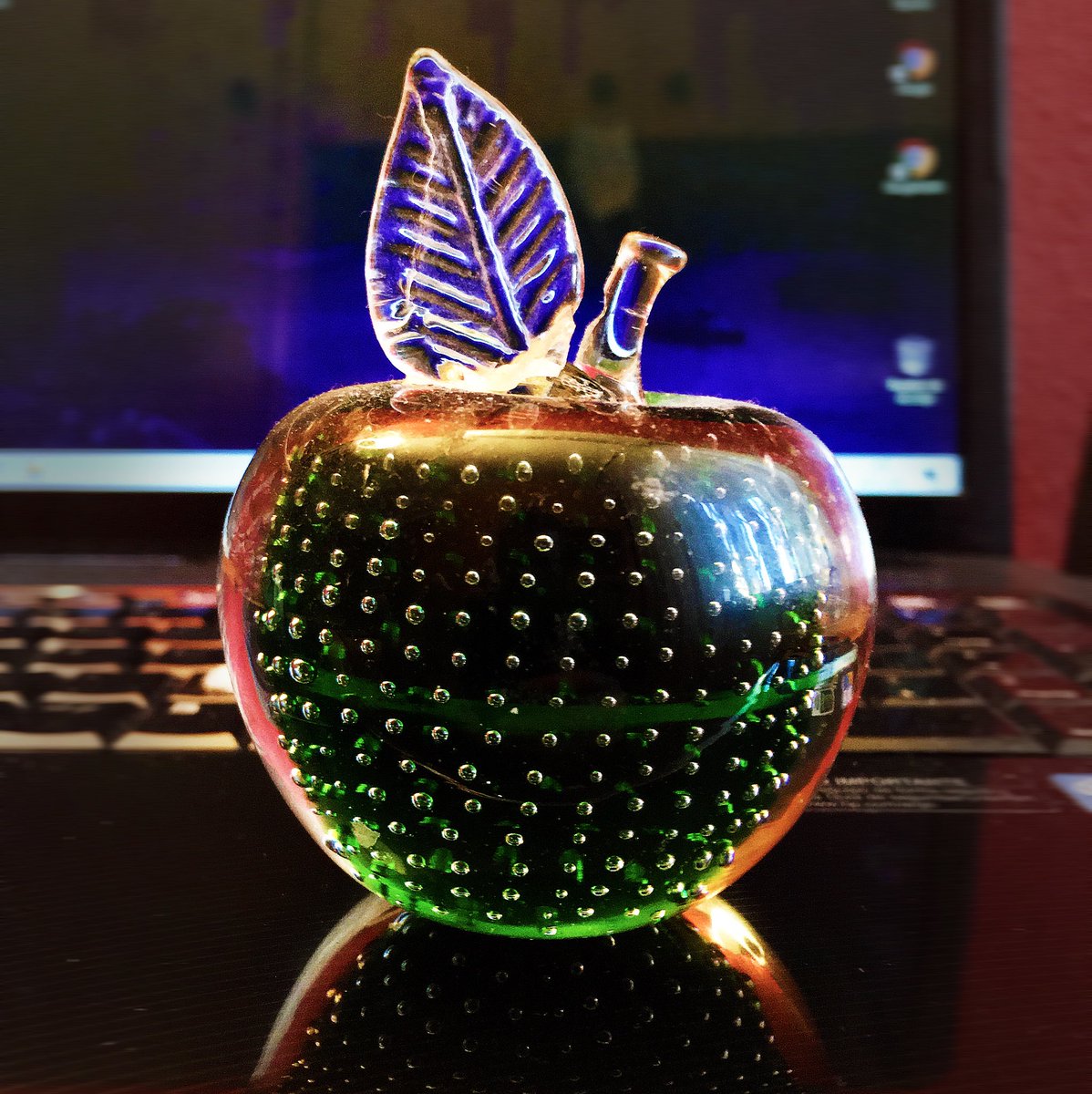 Crystal Apple.

instagram.com/p/CLM2SYyDl4D/…

#mobilephotography #madrid