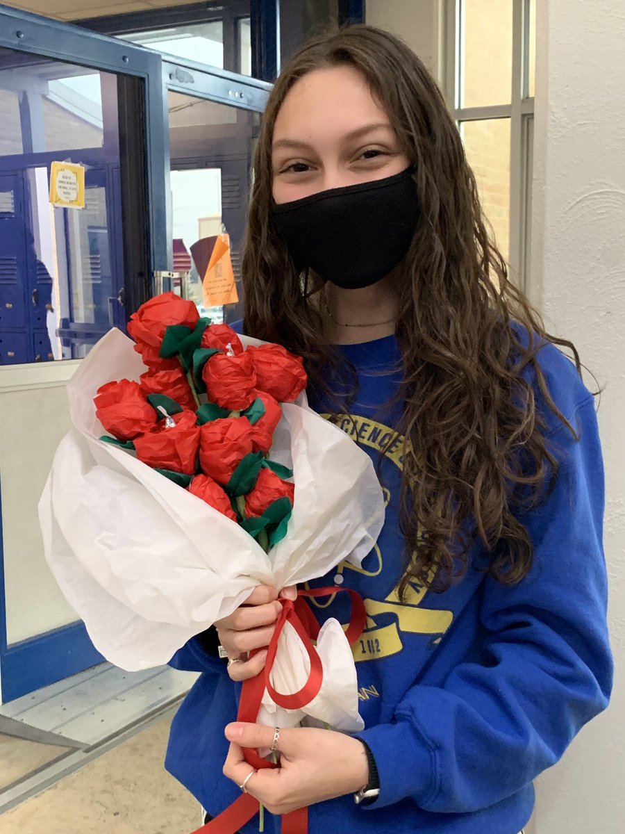 jmccleland's tweet photo. Emily Trevino had some fancy realistic looking rose she made in Ms. Heath’s floral design class today. Chocolate and flowers ... best way to a girls heart! @SamuelClemensA1  @SamuelClemensHS https://t.co/B91w5RMGit