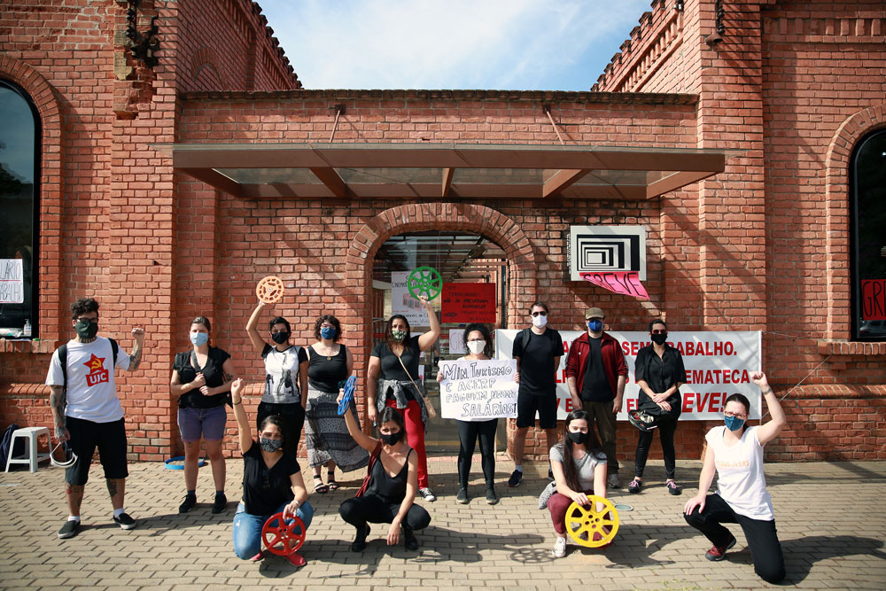 #SOSCinematecaBrasileira has been a widely resonating slogan since the Brazilian Cinematheque's closure by Bolsonaro's government in August.

Film scholar Darlene J. Sadlier reports on the culture war to save the audiovisual memory of the country. 

fasikul.altyazi.net/in-english/cul…