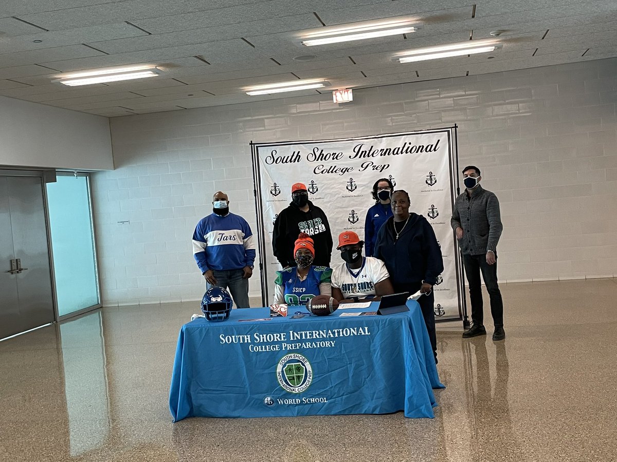 Kwhittmon62's tweet photo. It’s Official I’m signed and 1000% Committed to @piofootball 🟠🔵Thank you to @OLCoach_Ack for believing in me. Let’s get to work ‼️ https://t.co/vx2zaMvGRx