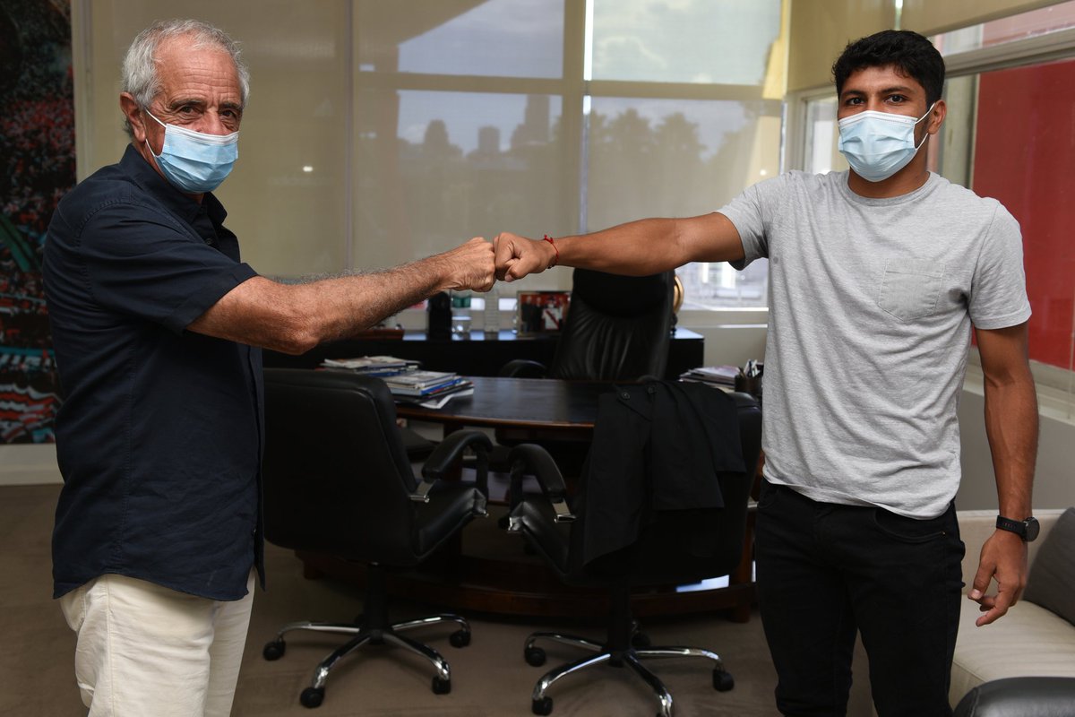 Robert para rato 📝

Nuestro compatriota Robert Rojas firmó la extensión de su contrato con <a href="/RiverPlate/">River Plate</a> hasta diciembre del 2023, posterior a la firma posó con el Presidente de la Institución Millonaria, el señor D'Onofrio.

Éxitos en los nuevos desafíos 💪