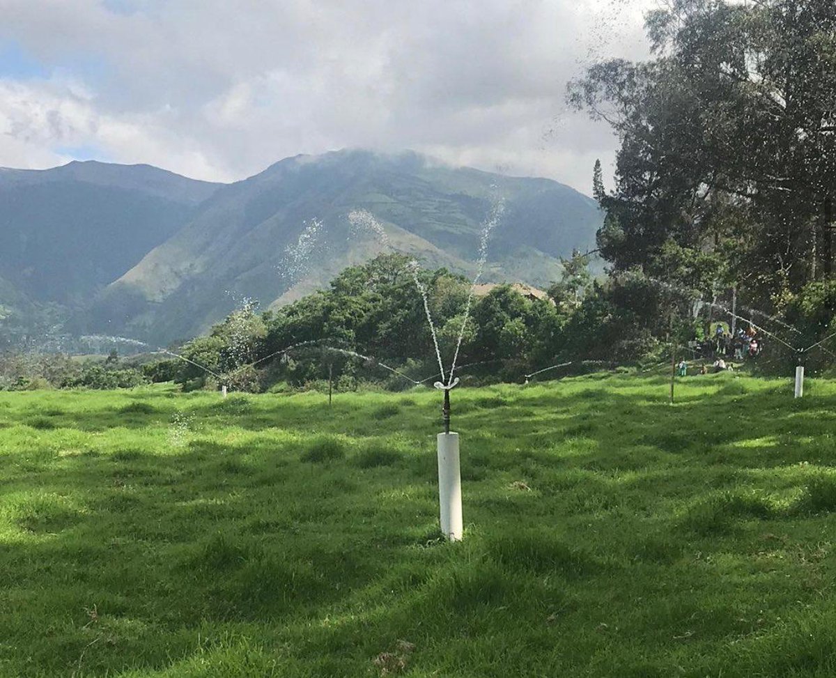 AgriculturaEc's tweet photo. Tras la revisión y evaluación realizada, los estudios fueron aprobados considerando que son proyectos integrales y sostenibles. Las 6 obras se pretendería ejecutar a través del #ProyectoPIT con el objetivo de mejorar la calidad de vida de 427 familias campesinas y su economía. https://t.co/AwyXqW2DwO
