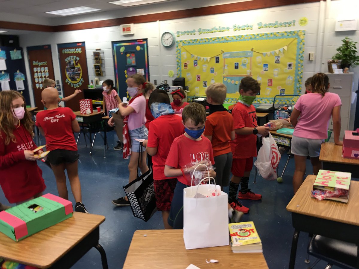 decass18's tweet photo. Great Valentine party and Walk-a-Thon Day! ⁦@LaurelOakElem⁩ https://t.co/mFjOD2O5yK