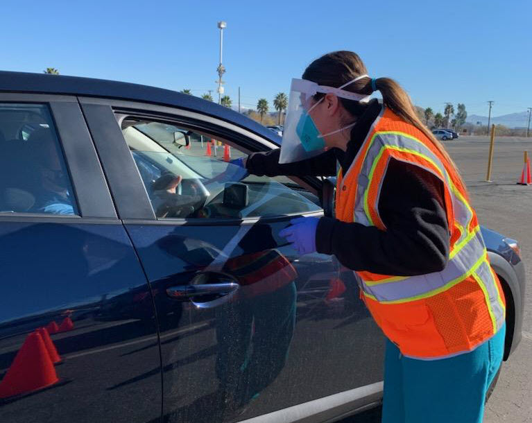 KPSCALnews's tweet photo. We're thankful to our dedicated #KPSCAL frontline staff, and to our @KPPanoramaCity physicians who volunteered at the Six Flags super vaccination site, administering vaccinations to community health care workers and L.A. County patients. https://t.co/JNw9hO9DZ7