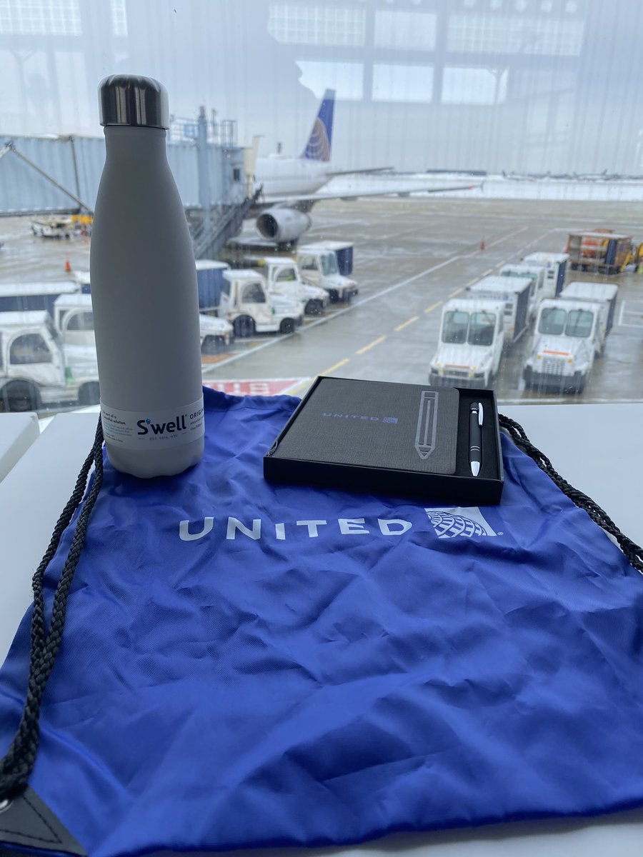 AOSafetyUAL's tweet image. Show us some love this weekend by liking this tweet, retweeting it, or tagging us on your safety related post for a chance to win this gift set (Swell bottle, notebook w pen, drawstring bag) - winner will be selected Monday. #SafetyIOwnIt #whyIWorkSafe #valentinesday2021 @united